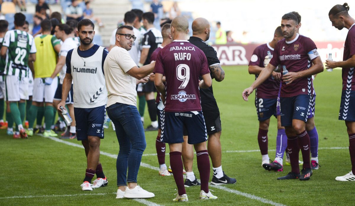 Yago Iglesias da indicaciones a Rufo en el partido de liga entre Pontevedra CF y Guijuelo en Pasarón