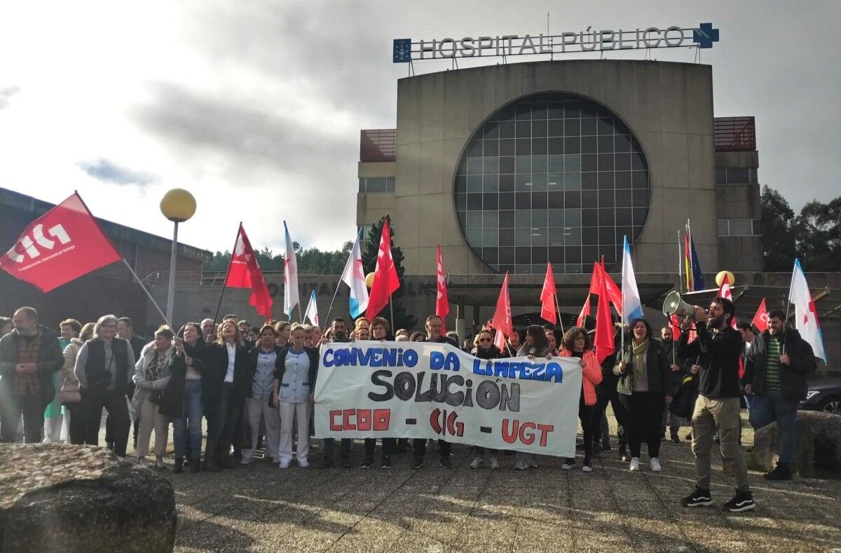 O sector da limpeza nunha protesta ás portas do hospital do Salnés