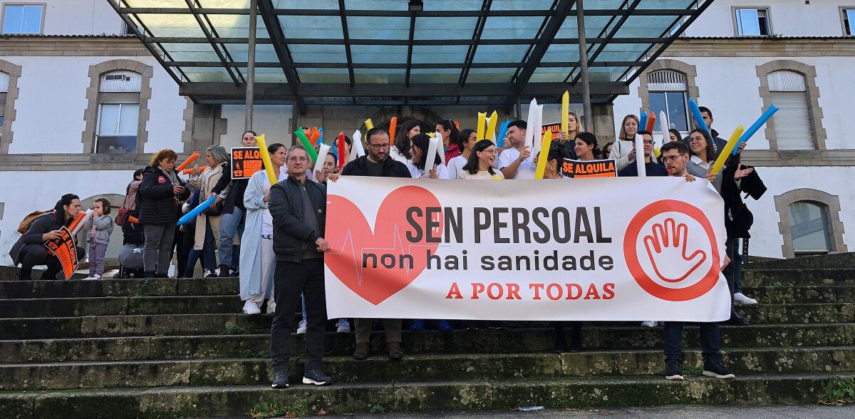 Concentración do colectivo 'A Por Todas' ás portas do Hospital Provincial de Pontevedra