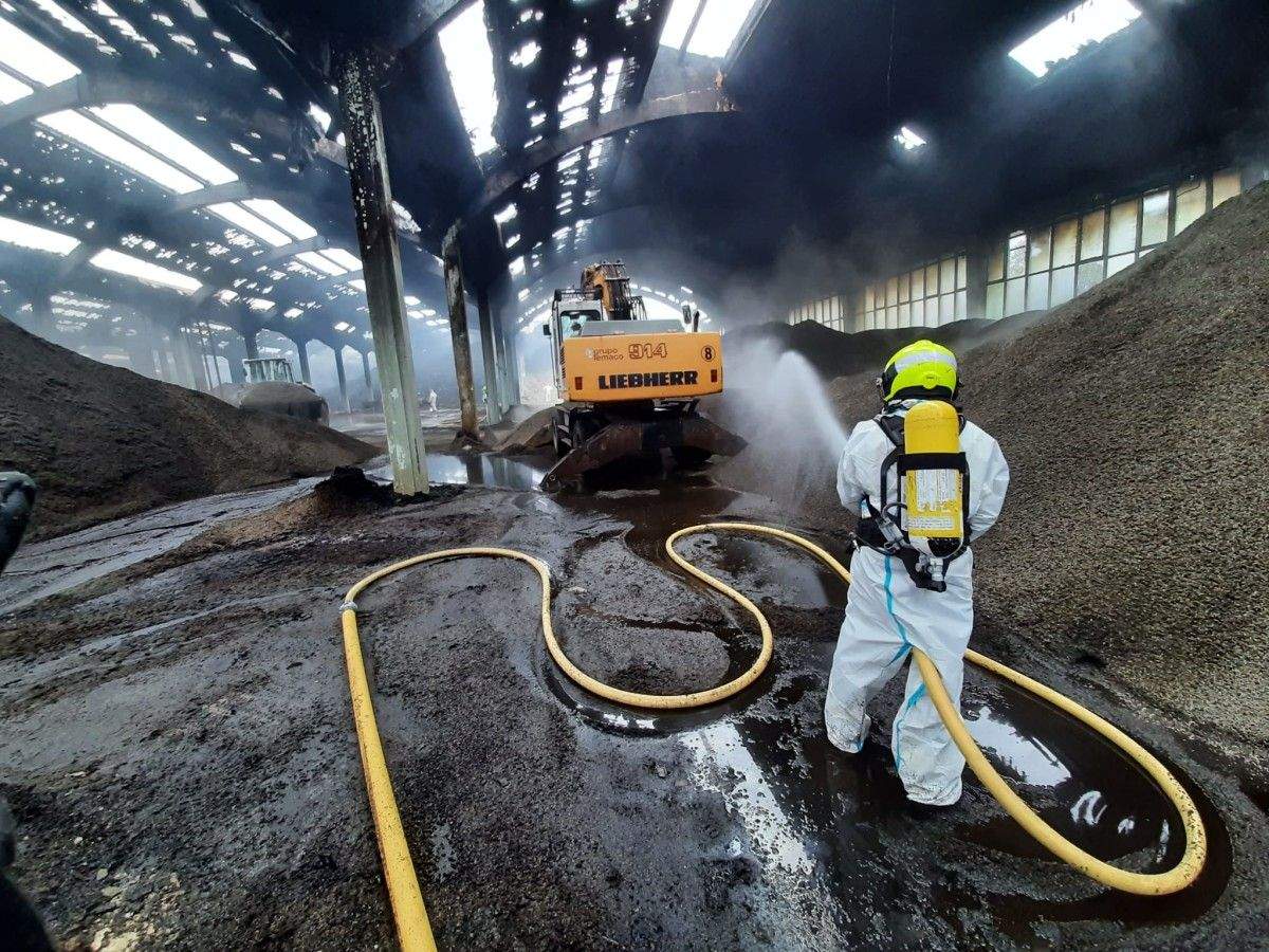 Intervención de los bomberos de Pontevedra en la retirada del material de la nave de Pontesa