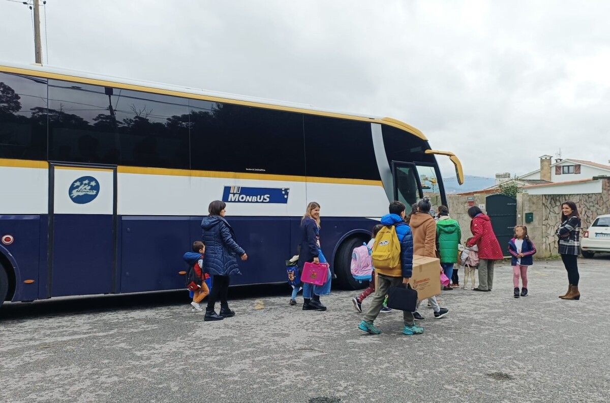 Transporte escolar recollendo ao alumnado de infantil do colexio de Chancelas