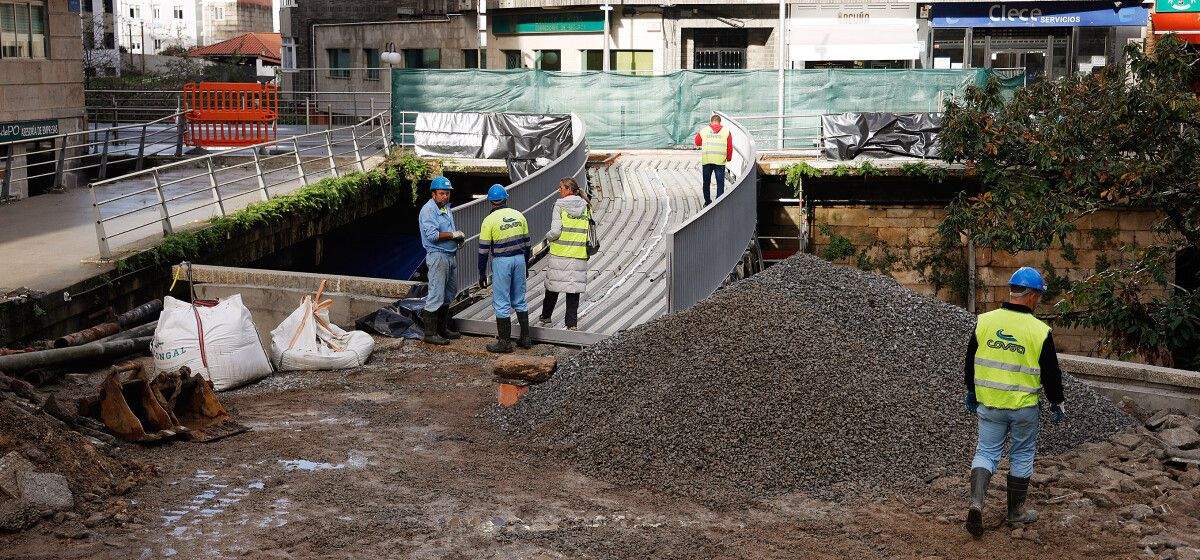 Operarios traballan no formigonado do paso metálico entre Tablada e Rosalía de Castro