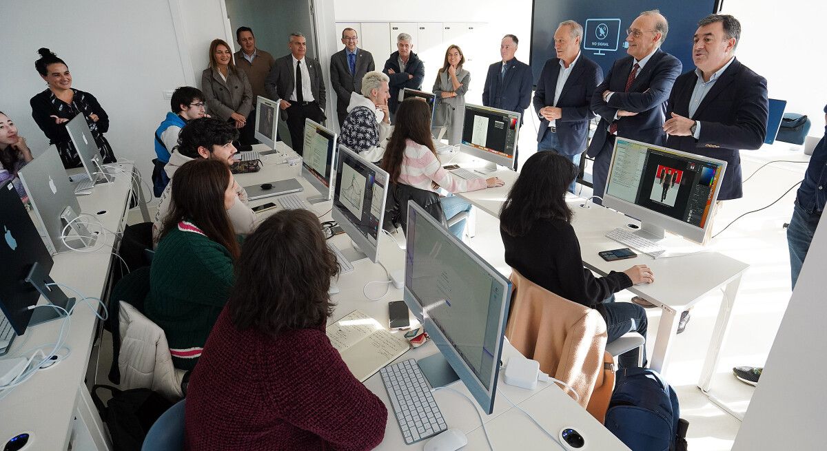 Visita de Román Rodríguez y el rector Manuel Reigosa a la Facultad de Diseño