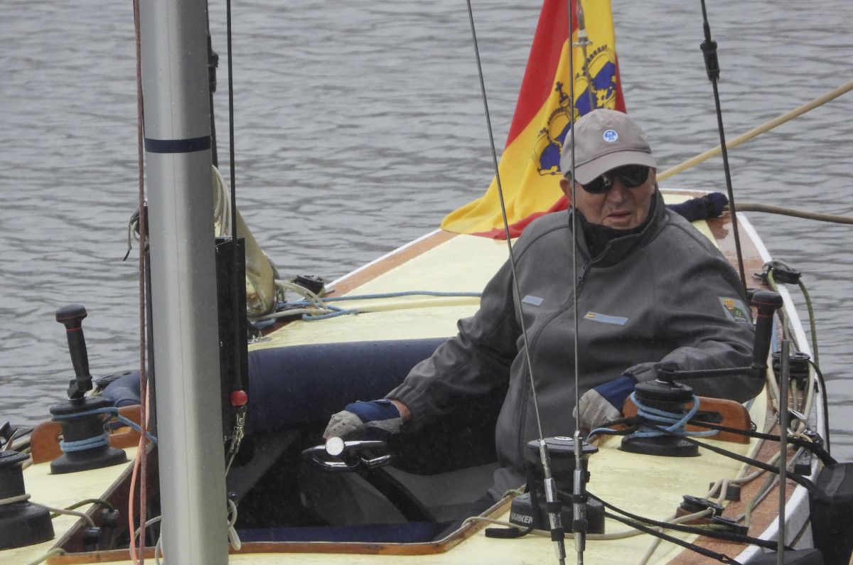 El rey emérito, a bordo del Bribón en Sanxenxo