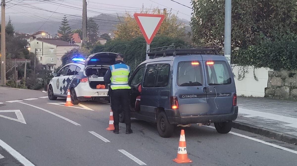 Control policial sobre unha furgoneta en Poio