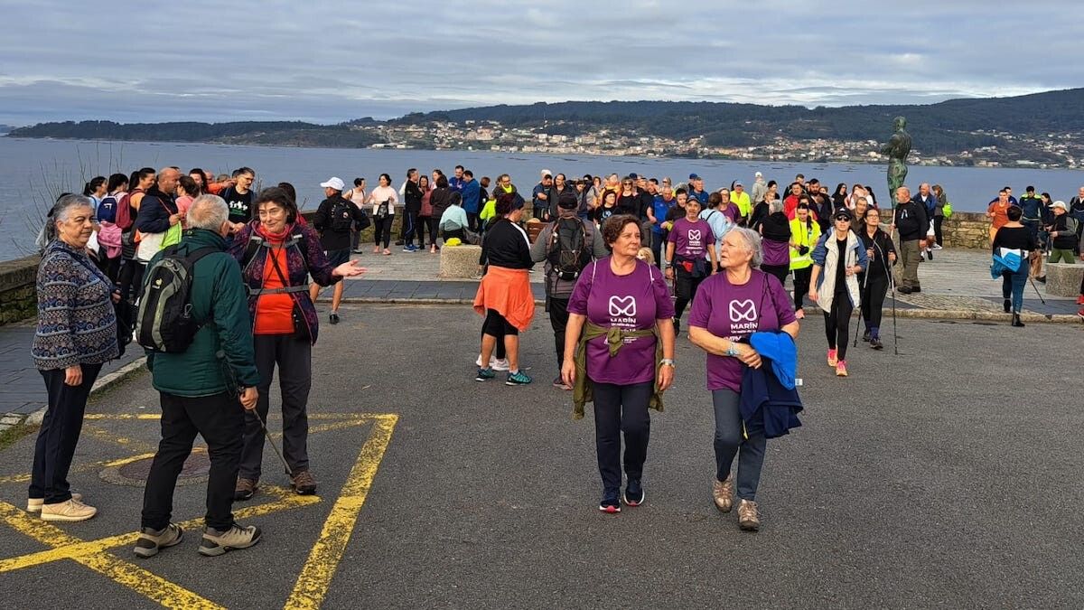 Participantes de la 'andaina' por la ruta de los cinco miradores