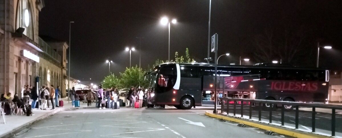 Algunos de los usuarios obligados a bajar del tren suben al bus alternativo tras una larga espera