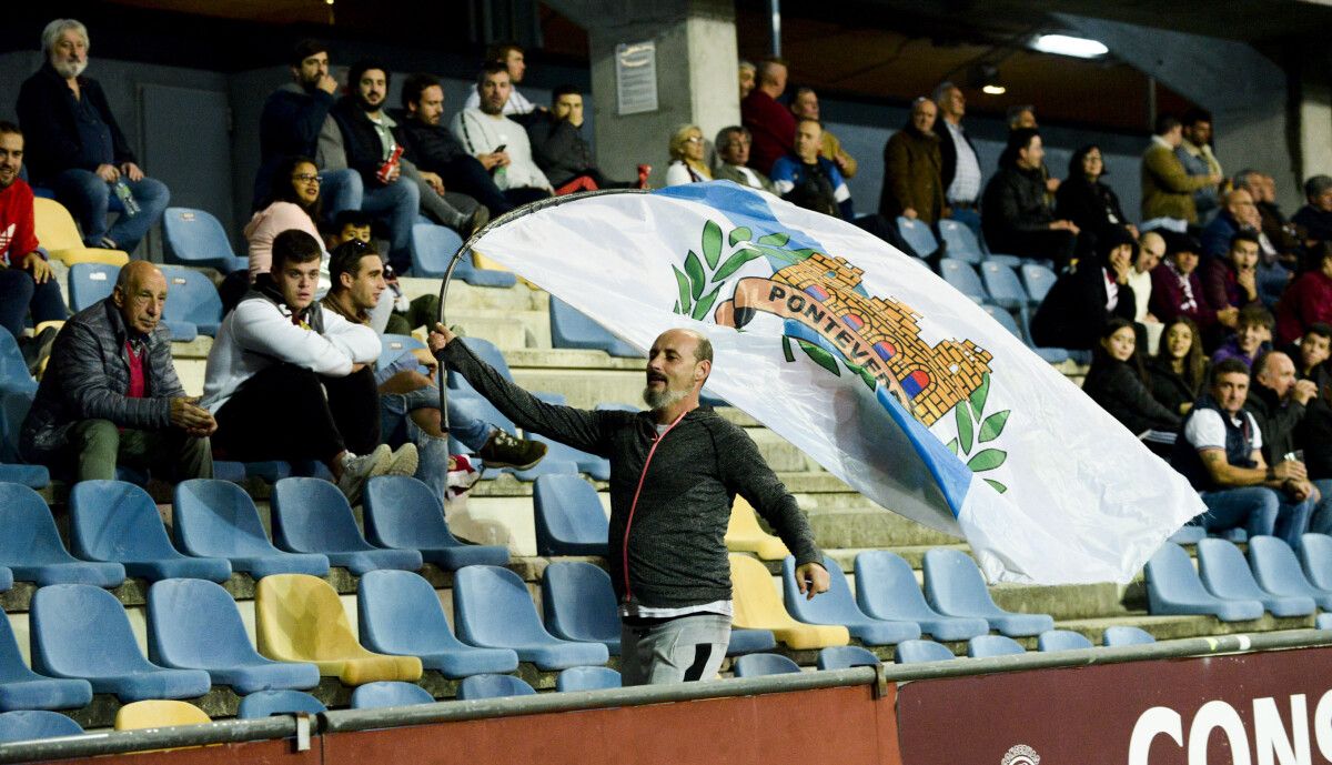 Partido de liga entre Pontevedra CF y Arandina CF en Pasarón