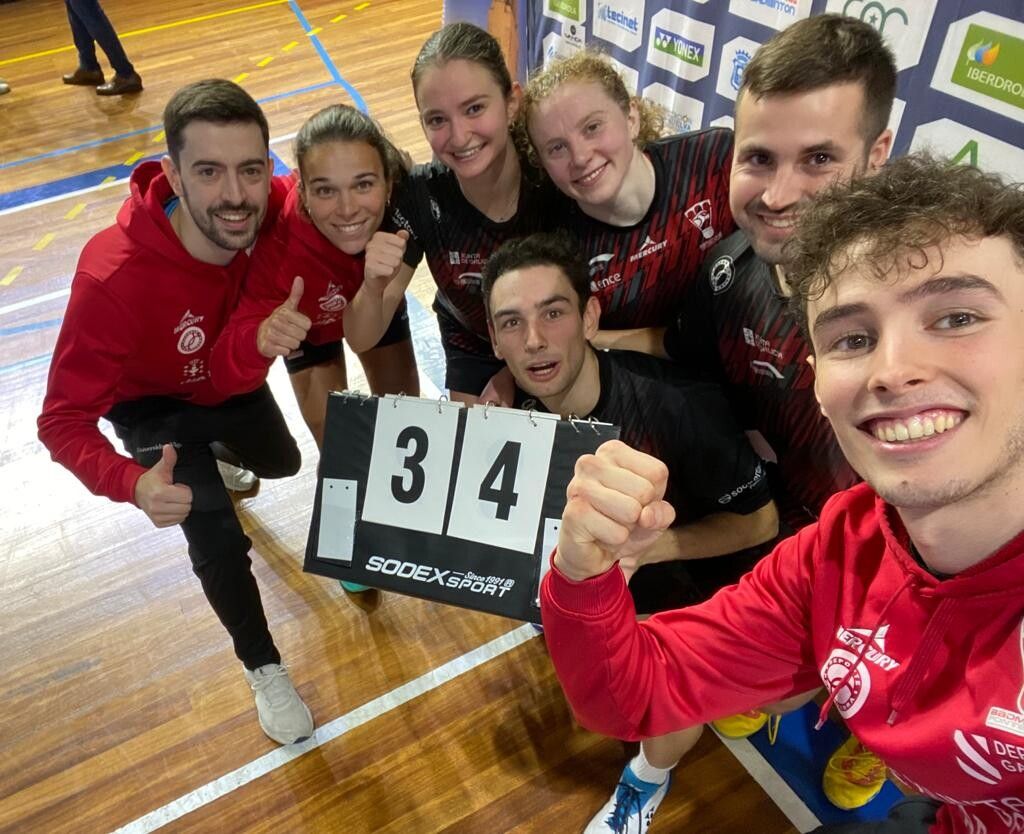 El equipo del Bádminton Ravachol celebra la victoria en casa del IES La Orden