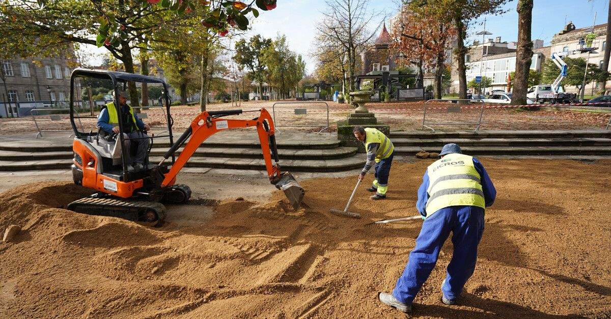 Traballos para parchear as fochas e achaiar o pavimento xunto á Alameda