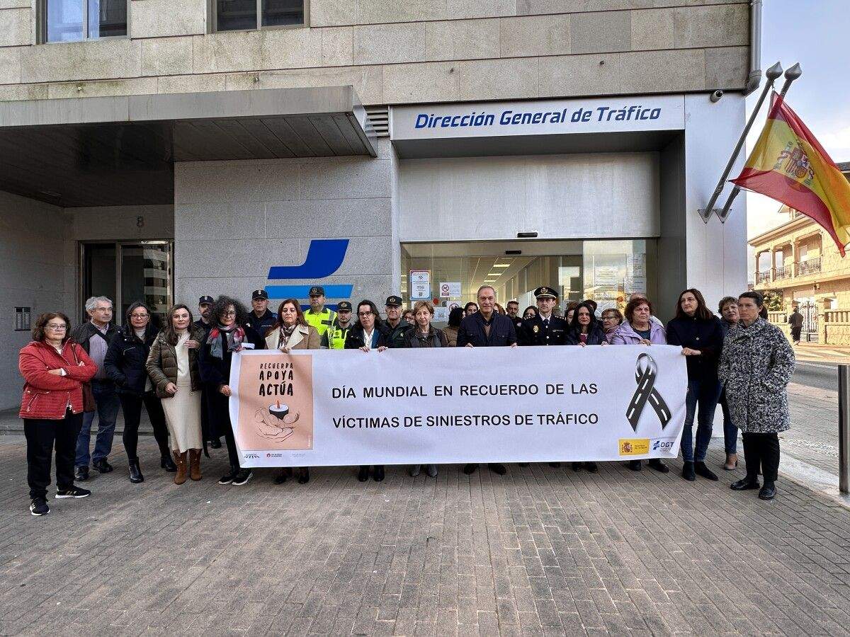 Minuto de silencio diante das oficinas de Tráfico 