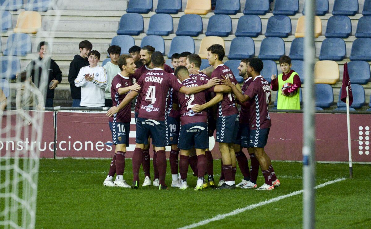Partido de liga entre Pontevedra CF y Arandina CF en Pasarón