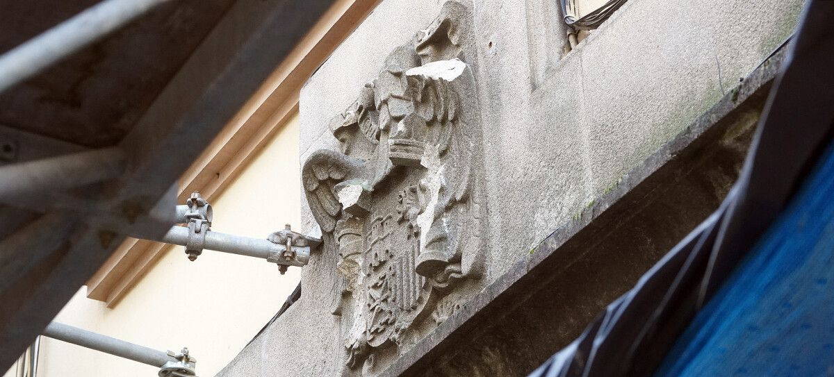 Escudo franquista dañado