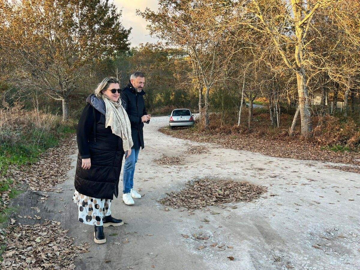 Yoya Blanco e Marcos Rey na pista de acceso ao campo de fútbol de Gatomorto