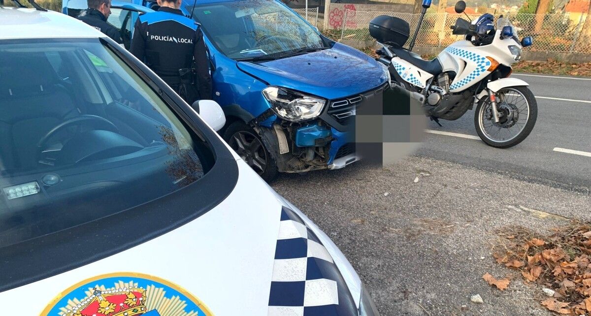 Agentes de la Policía Local y el vehículo de la conductora que quintuplicó la tasa de alcohol