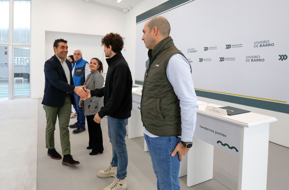 Acto de sinatura do contrato de cesión de seis espazos do viveiro de empresas de Barro
