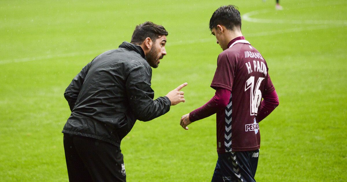 Jesús Ramos da instrucciones a Hugo Padín en el partido entre Pontevedra B y Estradense en Pasarón
