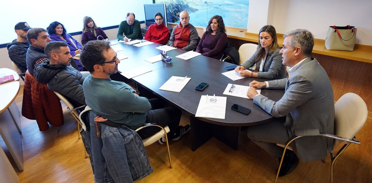 Rafa Domínguez, presidente local del PP, conversa con representantes sindicales del Concello de Pontevedra
