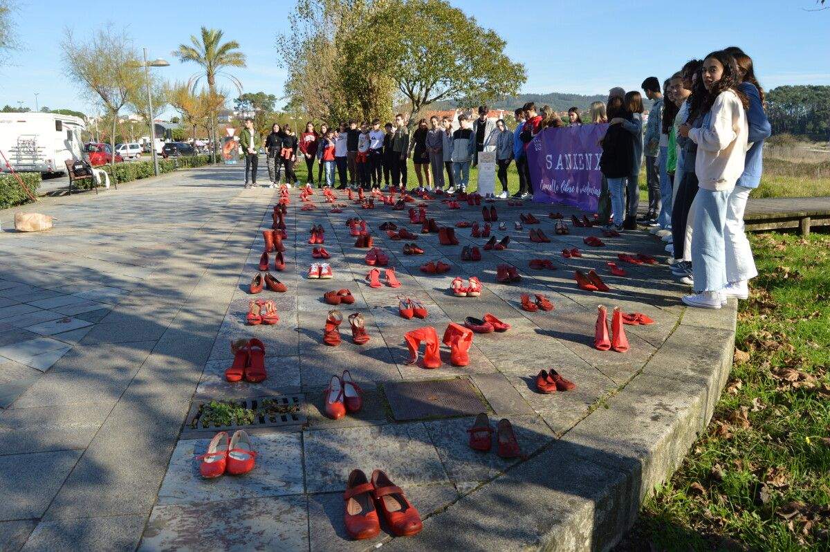 Zapatos vermellos no Paseo de Baltar