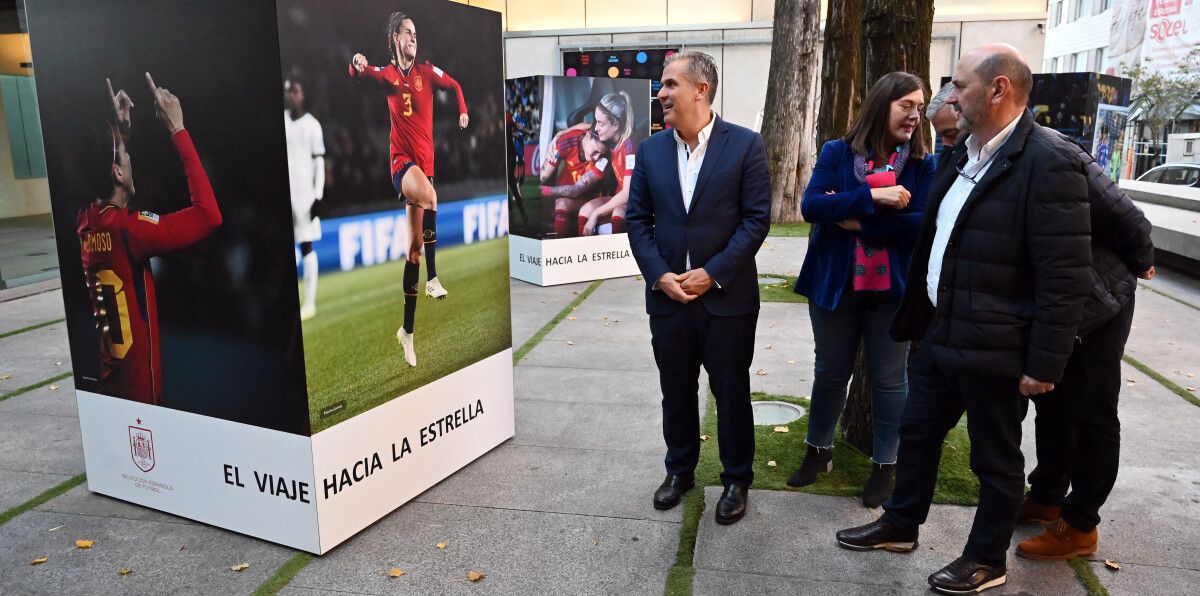 Rafael Louzán e Rafa Domínguez na inauguración da exposición fotográfica sobre a Selección Española