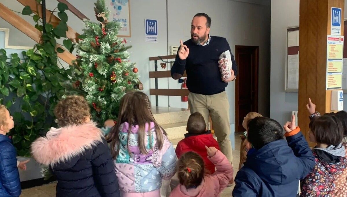 O alcalde de Vilaboa con escolares do municipio