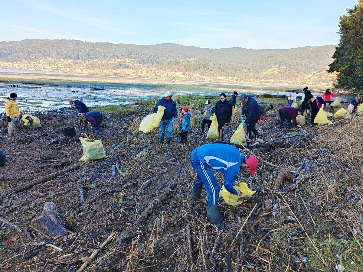 Jornada de limpieza en las playas de Poio