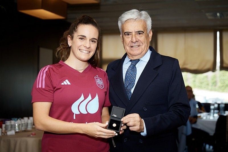 Teresa Abelleira recibe a insignia de ouro e brillantes da RFEF