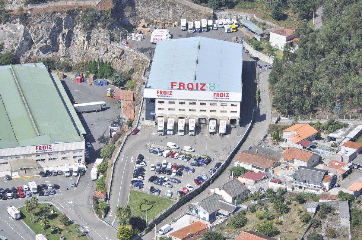 Centro loxístico de Froiz na praia de Lourido en Poio