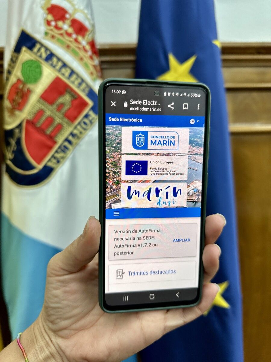 Unha persoa accedendo á administración electrónica co seu teléfono móbil