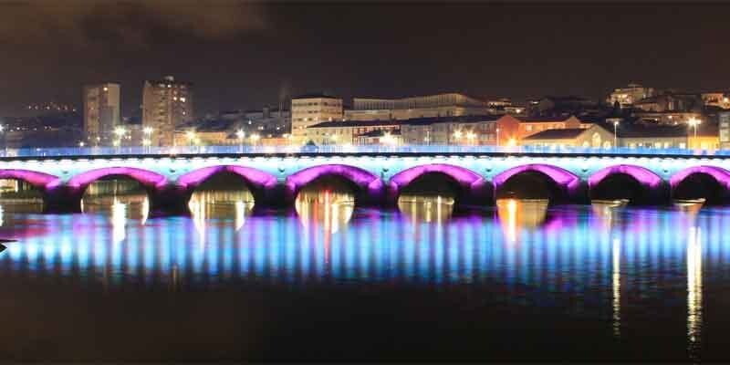 Ponte do Burgo iluminada en lembranza das vítimas do cancro de mama