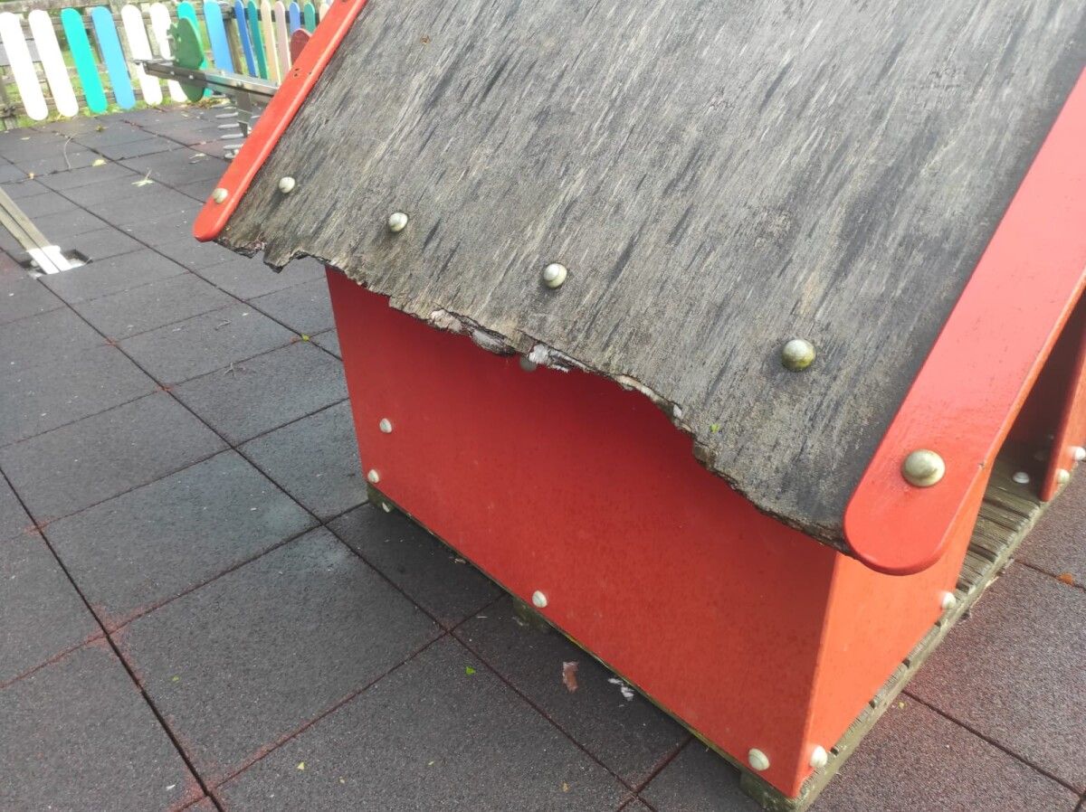 Detalle dos danos no xogo dun parque infantil