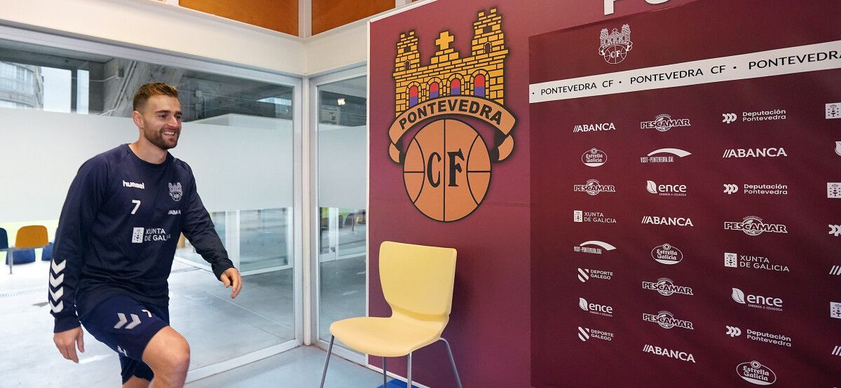 Rueda de prensa de Álex González en el Estadio Municipal de Pasarón