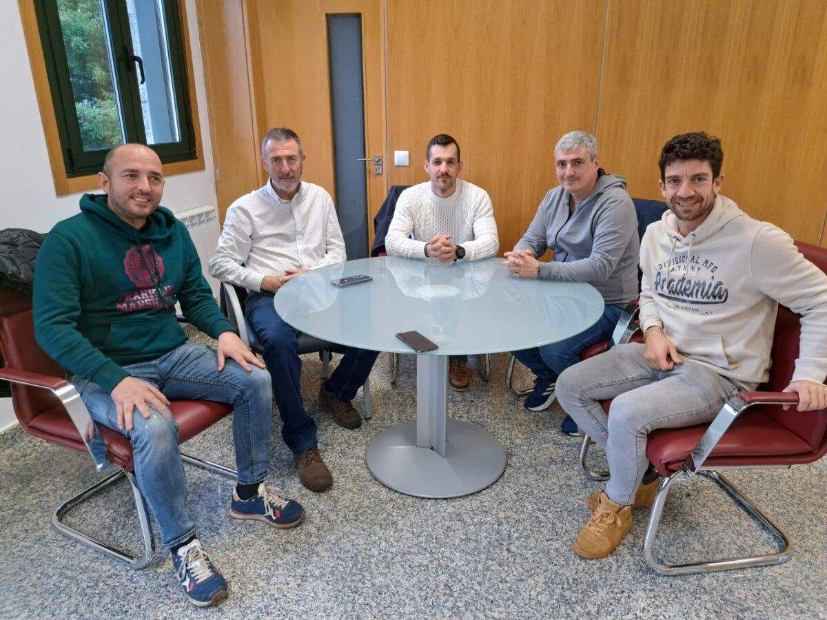 El alcalde de Barro se reunió los bomberos en huelga de los parques comarcales