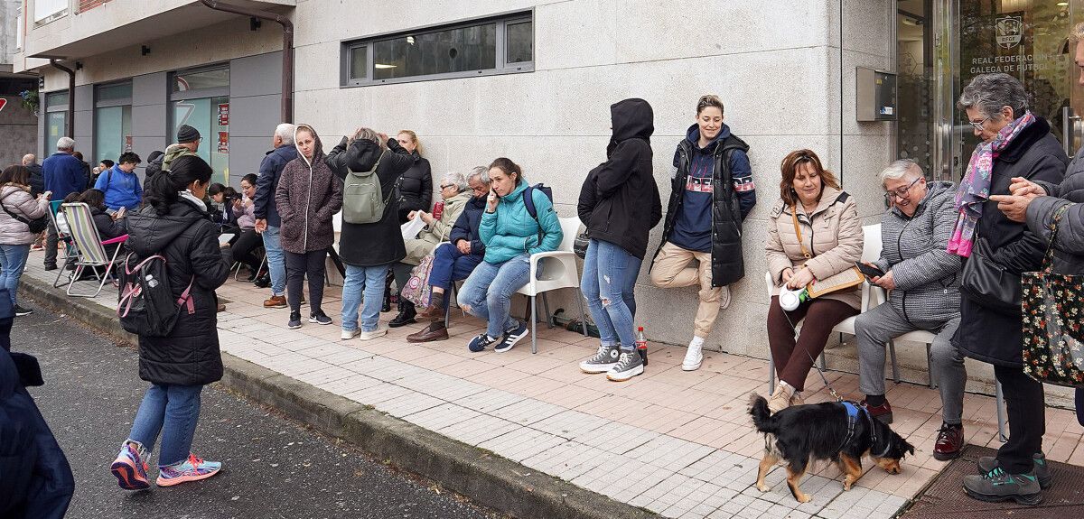 Persoas agardando para comprar unha entrada para ver o partido de fútbol da selección española