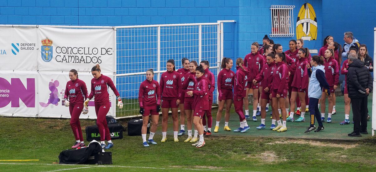 Adestramento da Selección Española no campo de Burgáns, en Cambados