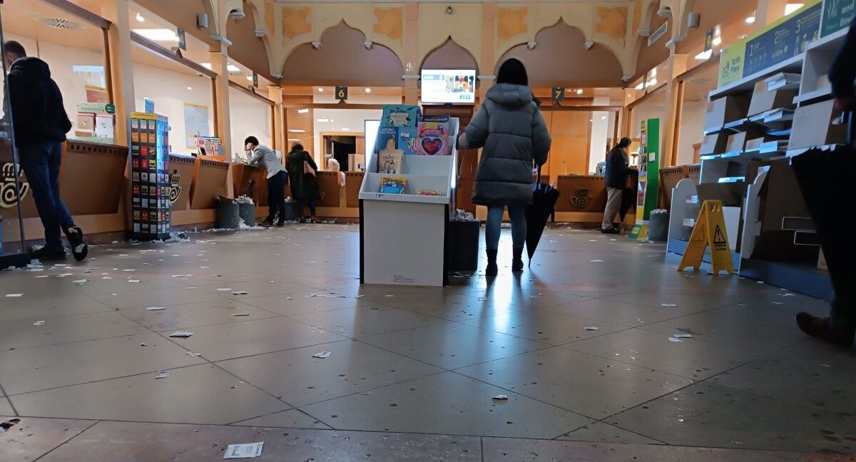 Oficina central de Correos en Pontevedra despois de tres meses de folga de limpeza