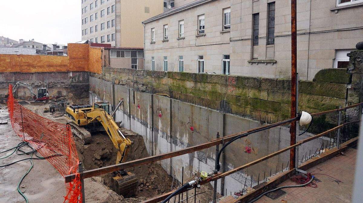 Obras de construción dun edificio ao carón do colexio de Barcelos