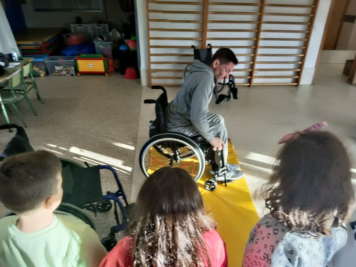 Persoas con discapacidade explican a súa experiencia ao alumnado do CEIP de Ponte Sampaio