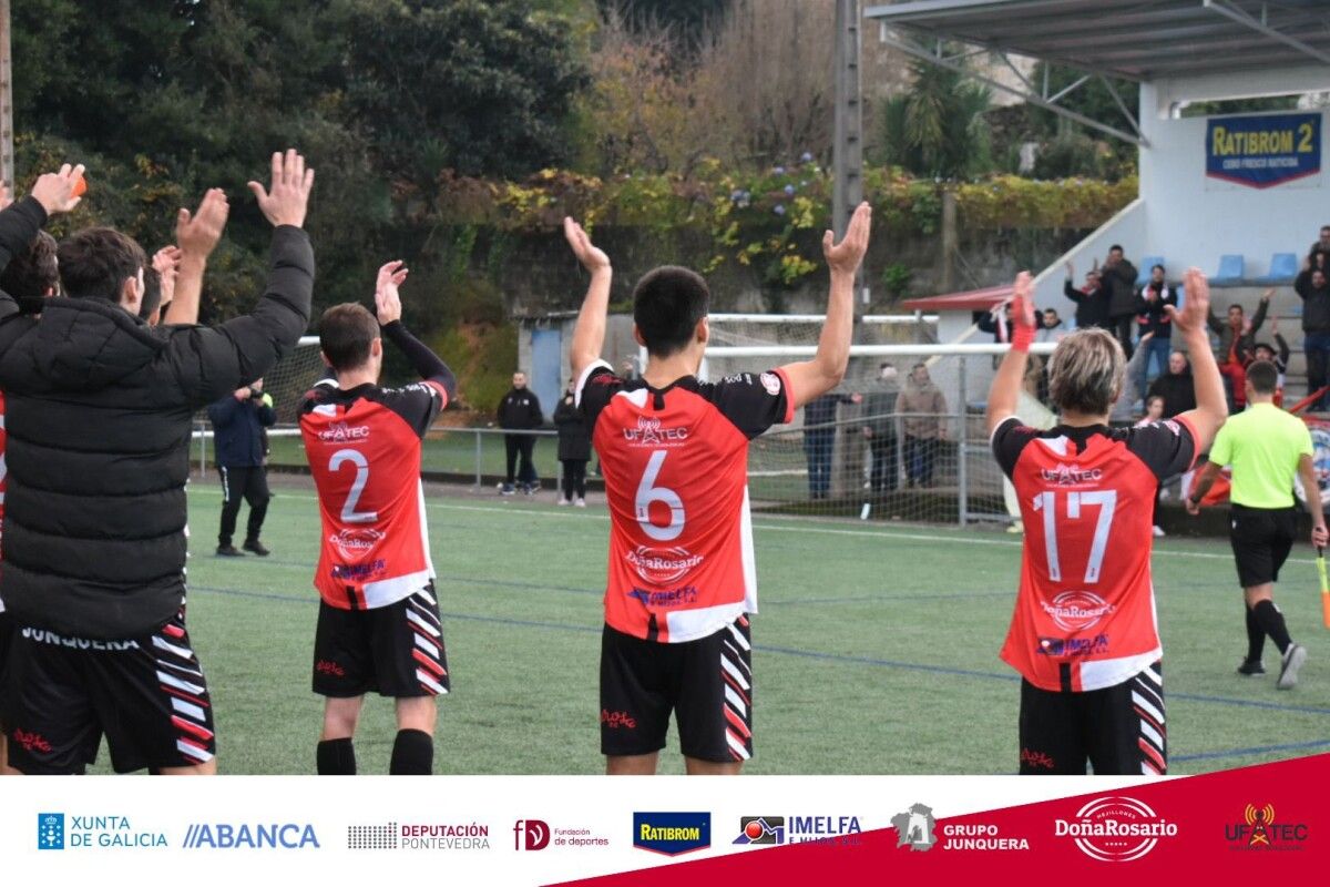 Los jugadores del Arosa celebran el triunfo frente a la UD Ourense en Vilaxoán