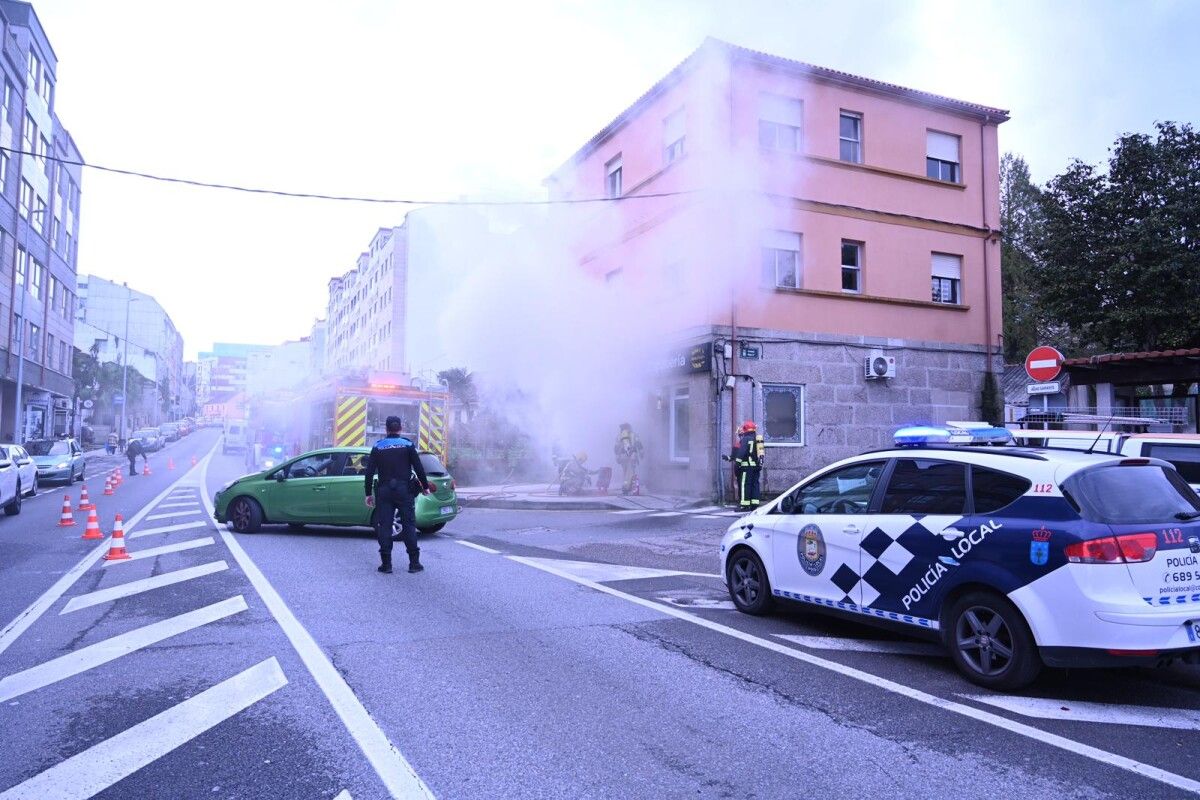 Os bombeiros sufocan un incendio nunha zapatería de San Salvador de Poio Os bombeiros sufocan un incendio nunha zapatería de San Salvador de Poio