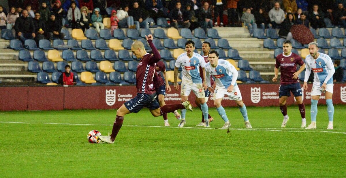 Partido de liga entre Pontevedra y Compostela en Pasarón
