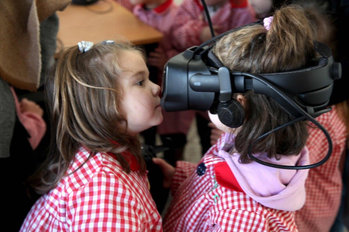Unha nena con lentes de realidade virtual