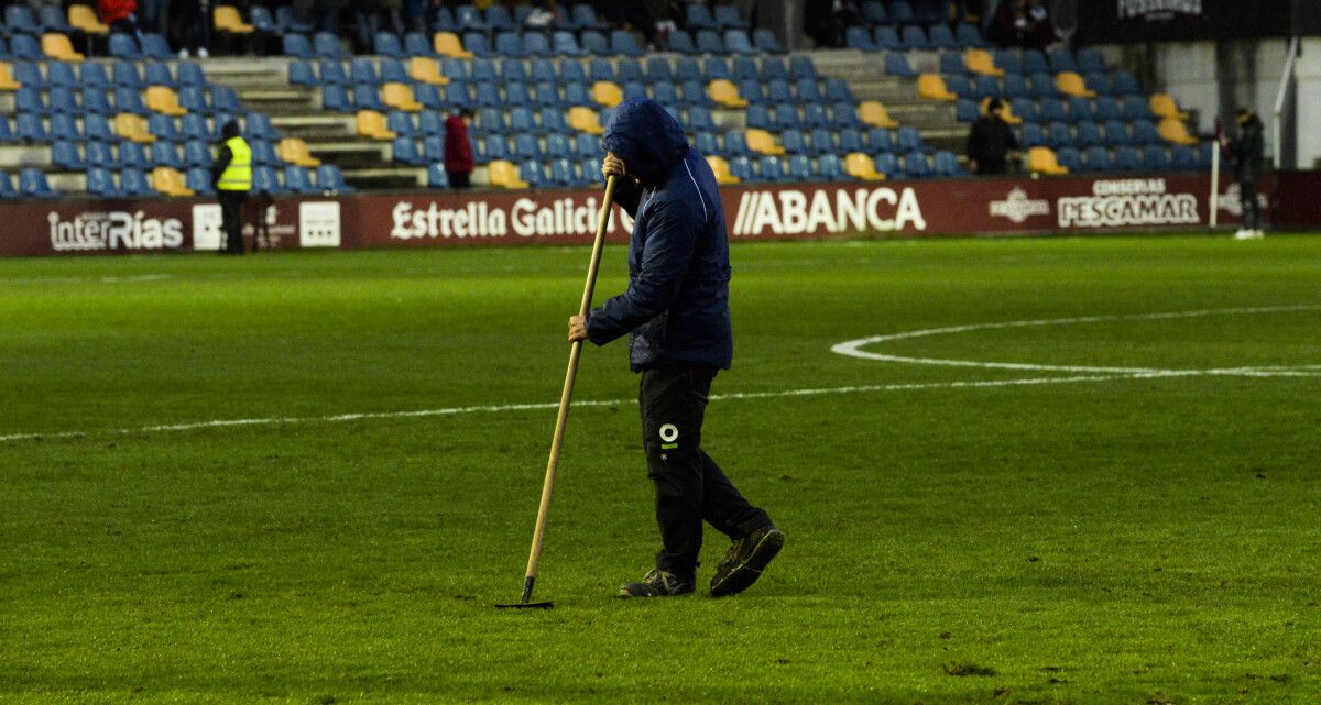 Un operario trabaja en el cuidado del césped de Pasarón en el descanso del Pontevedra-Compostela
