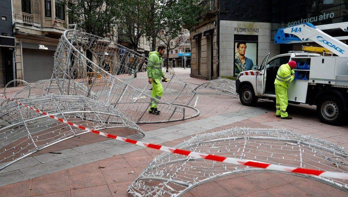 Instalación de la iluminación de Navidad en Pontevedra