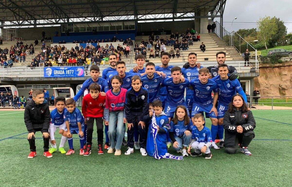 Equipo del Ourense CF en el partido frente al Langreo en el campo de Oira