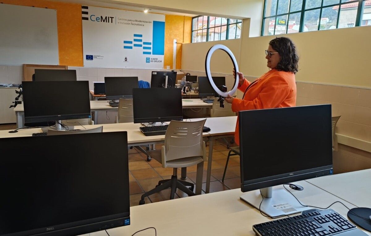 A concelleira Tamara González na Aula CeMIT de Poio