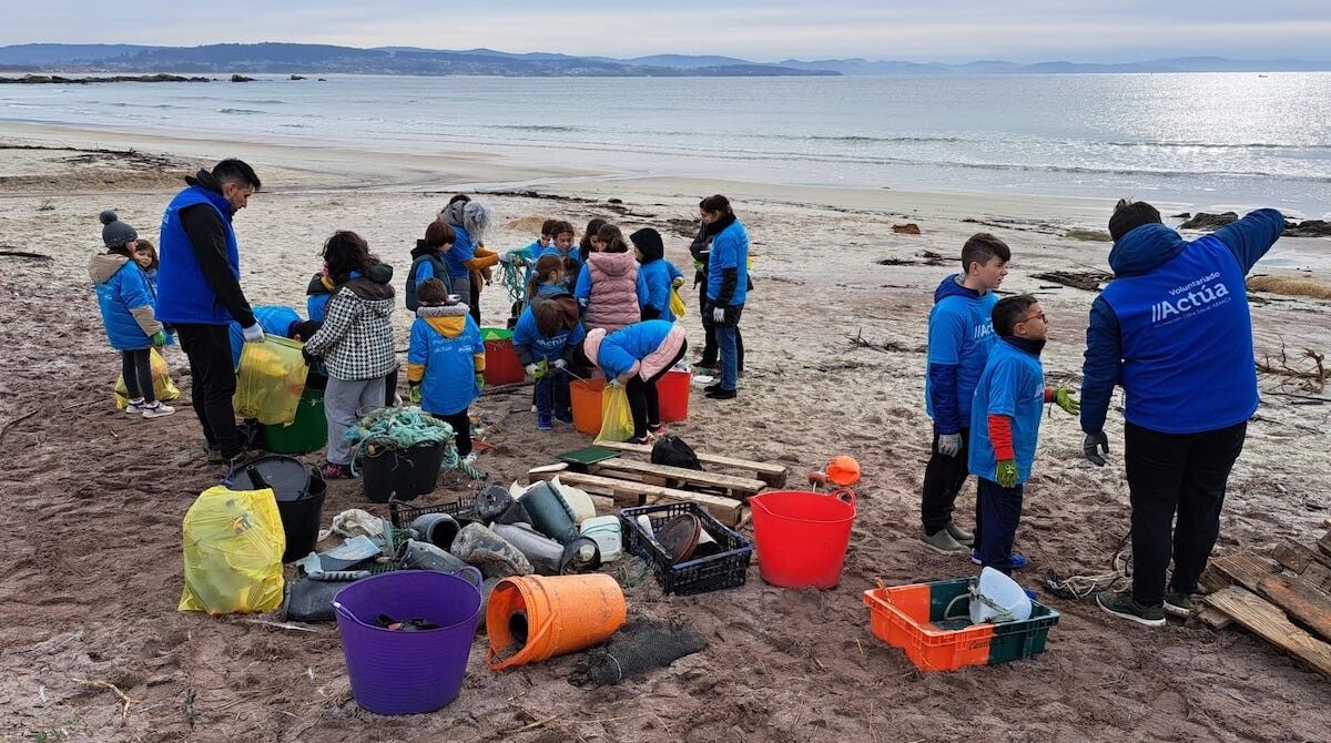 Retirada de residuos na praia de Raeiros