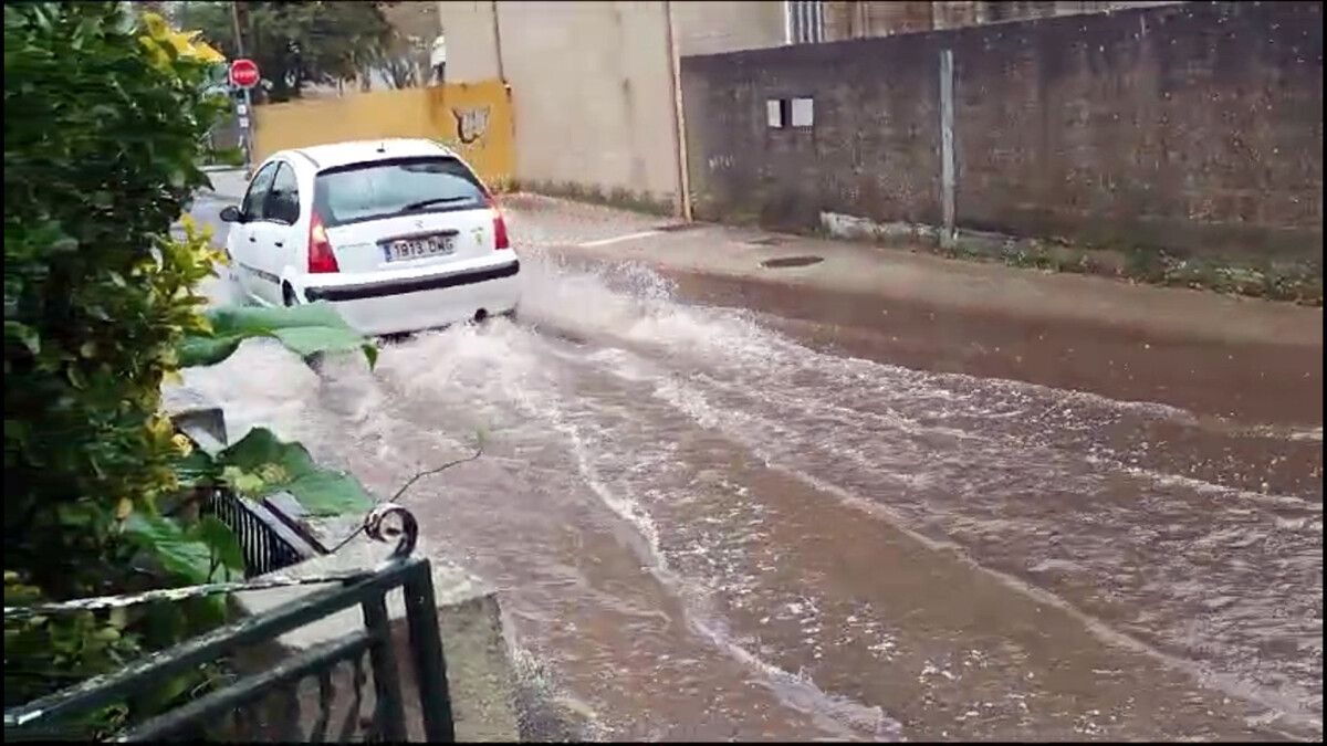 Vehículo pasando por la zona inundada en Lourizán