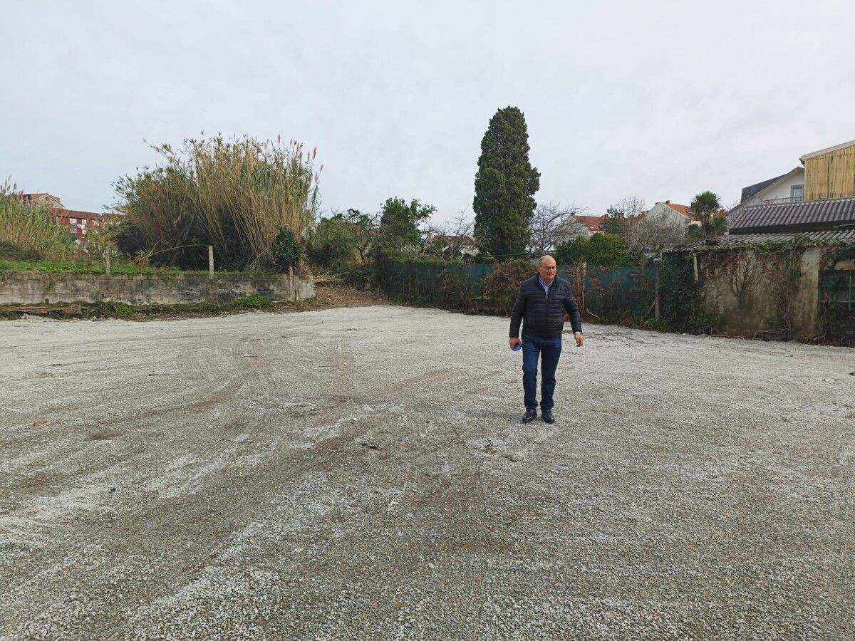 O concelleiro de Obras e Servizos, Marcial García, na Rúa Adro
