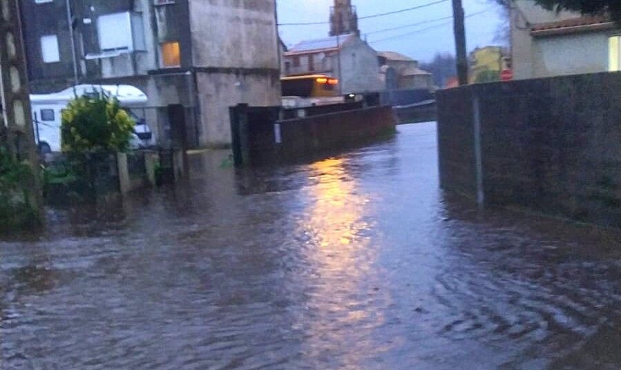 El agua impide la salida de las viviendas en la Rúa do Santo